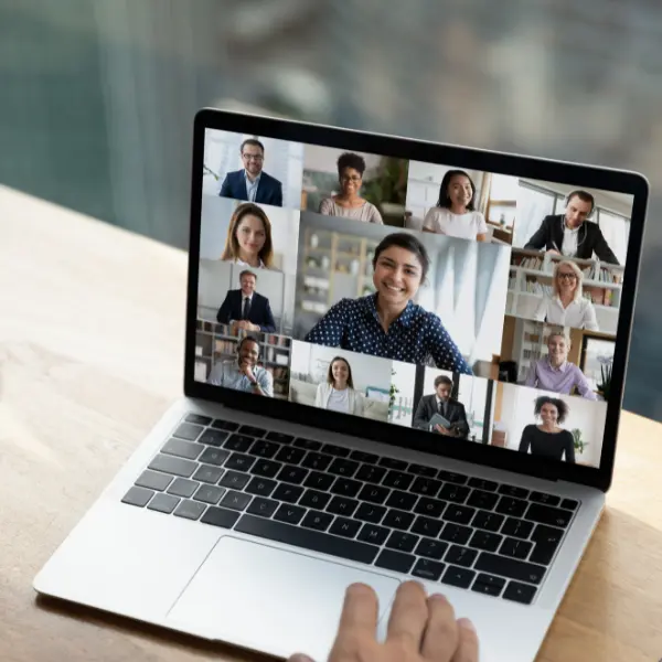 Hvad er et webinar? (2024) 1 Et billede af en deltager som følger et webinar på sin computer skærm