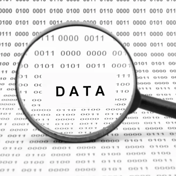 Hvad er KPI? 3 Et billede hvor der er et forstørrelsesglas foran ordet "data"