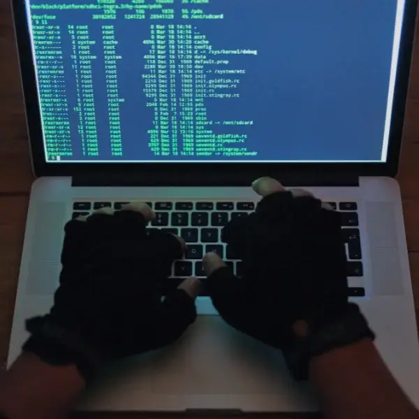 Hvad betyder malware? (2024) 1 En computerskærm med en hacker, som er i gang med at udføre en malware infektion