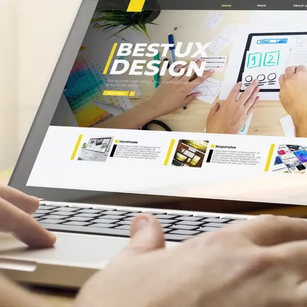 Sådan laver du en gratis hjemmeside 1 En webdesigner som er i gang med at lave en hjemmeside