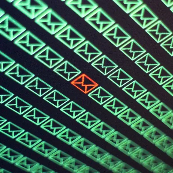 S/MIME: Din Digitale Postkasse på Steroider (2024) 2 Et billede af en sårbar email konto blandt mange andre sikret mails gennem s/mime